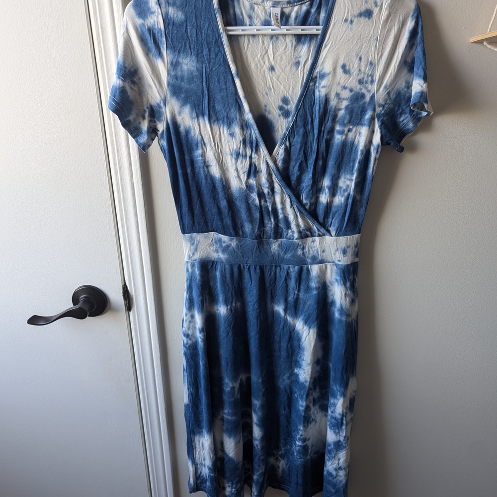 NWOT Elegant Blue and White Tie-Dye Dress With Pockets